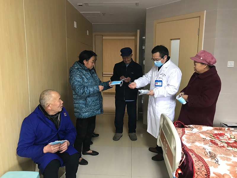 雅安仁康醫(yī)院院長為住院病人免費(fèi)發(fā)口罩